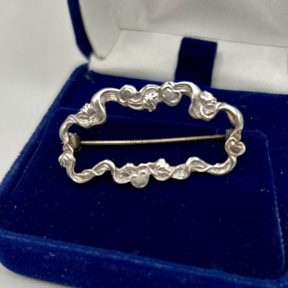 Antique Ribbon Silver Brooch​​​